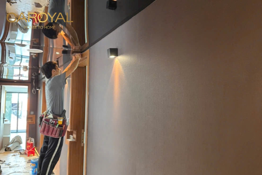 Hình ảnh thợ CAROYAL thi công vải dán tường khách sạn