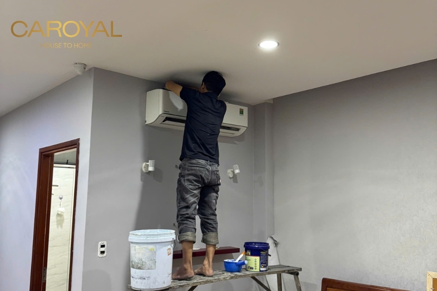 Hình ảnh thợ CAROYAL thi công vải dán tường khách sạn