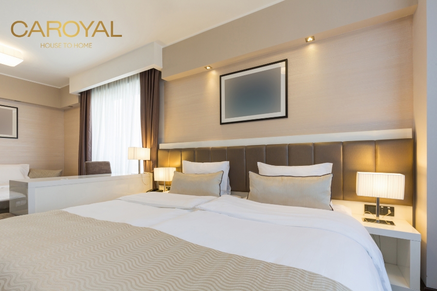 Vải dán tường chất liệu dệt với hoa văn chìm là lựa chọn lý tưởng cho khách sạn 4 sao