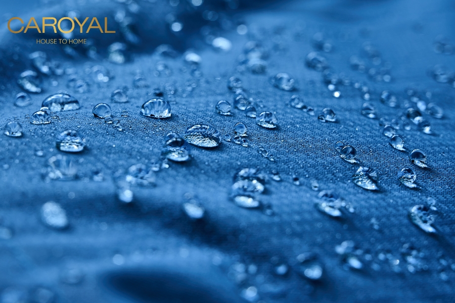 Vải dán tường chống thấm là vật liệu trang trí tường giúp hạn chế thấm nước, giảm ẩm và ngăn nấm mốc.